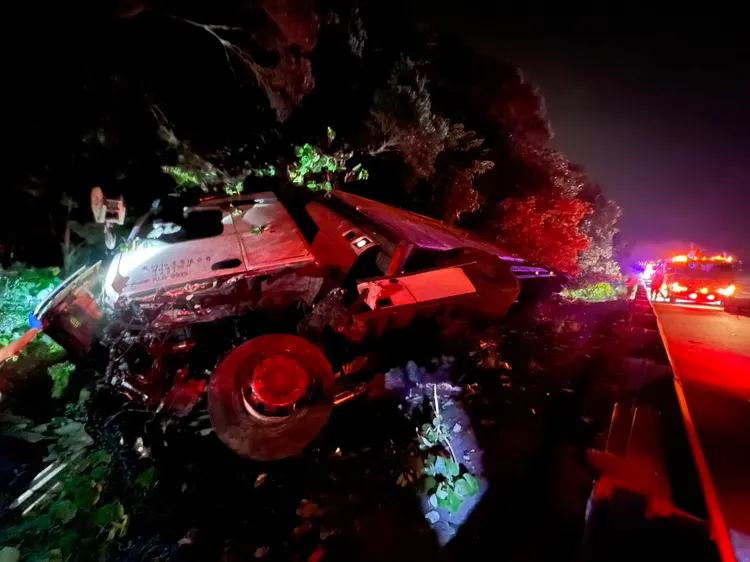 聯結車擦撞護欄後翻覆邊坡。民眾提供