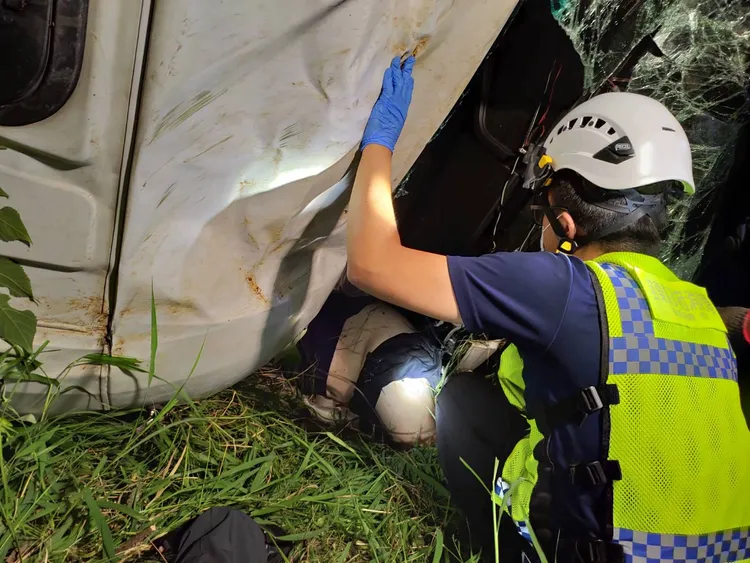 消防人員救出受困駕駛。民眾提供