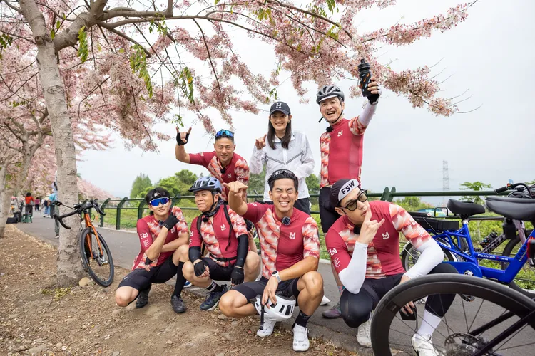 張庭瑚（前排左起）、卜學亮、柯有倫、周予天、彭小刀（後排左起）、錢薇娟、哈林。好看娛樂提供