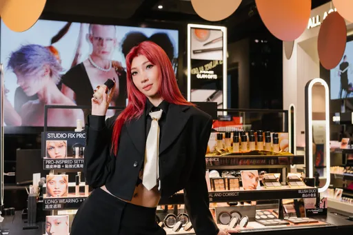 M.A.C首間智慧概念店新開幕　Karencici抹上「白桃唇」變身帥辣妹