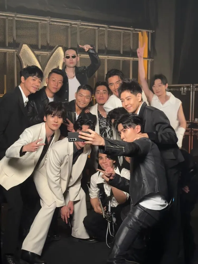 羅杰夫（前排中）提到《披荊斬棘3》跟瘦子（後排左二）、林志穎（前排右二）的互動。翻攝微博