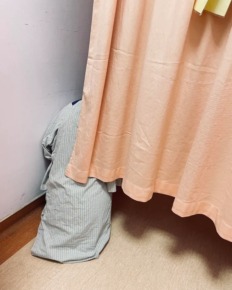 謝筱芸推開門見到「她」背對著門蹲坐在地上，一動也不動。翻攝自謝筱芸臉書