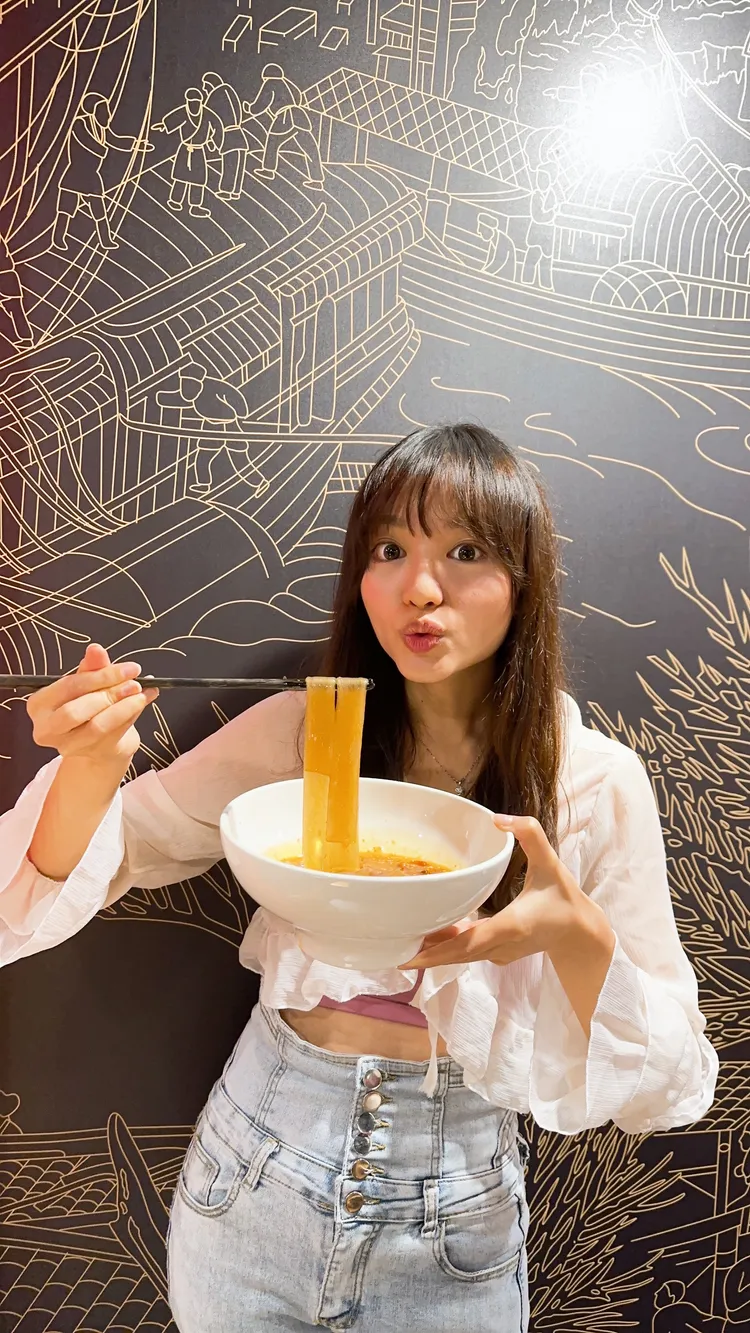 熱愛美食旅遊的KOL愷蘿Carol被老師傅親手製作擁有QQ口感、搭配麻辣酸爽的酸辣紅薯粉所驚艷。業者提供