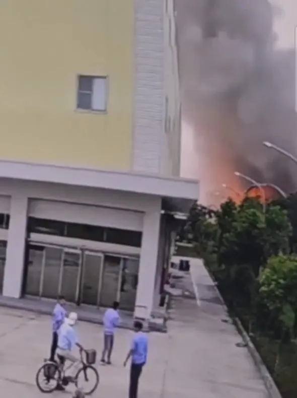 驚人的爆炸引起附近廠區工作人員圍觀議論。翻攝自鄭榮貴臉書