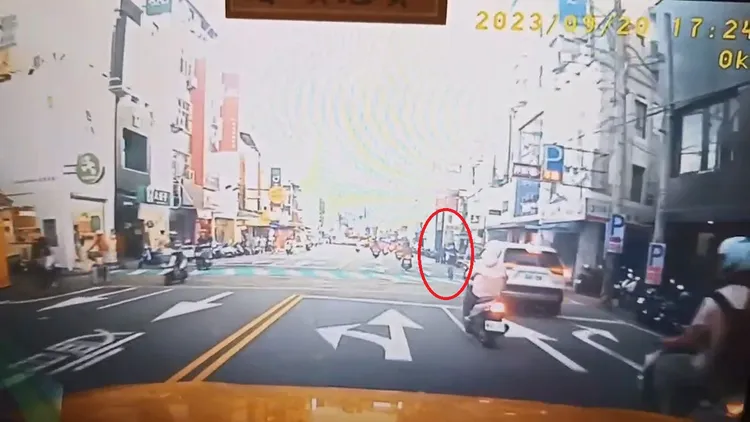 李姓女騎士當時看到前方有行人要過馬路，減速煞停禮讓，反遭後車追撞。民眾提供