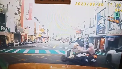 機車禮讓行人反遭追撞　雙雙倒地！男騎士險遭小黃輾過畫面曝光