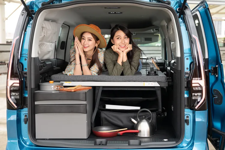 標配的「碟型彈簧床架，搭配的「雙人摺疊臥鋪」之後，便成為可供兩人露營過夜的舒適空間。原廠照片