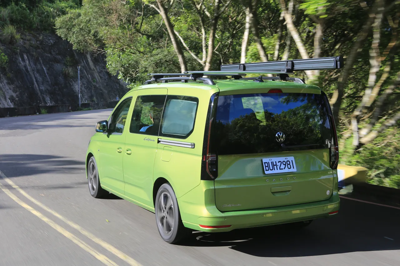 相較於上一代Caddy Maxi,Caddy California在後懸吊採用圈狀彈簧基礎下,行路精緻度及舒適度確實大大提升。林浩昇攝