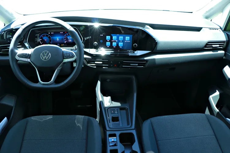 駕駛艙介面跟隨新世代設計，以液晶儀表板、中央觸控影音娛樂顯示幕，打造出現代感十足的數位化氛圍。林浩昇攝