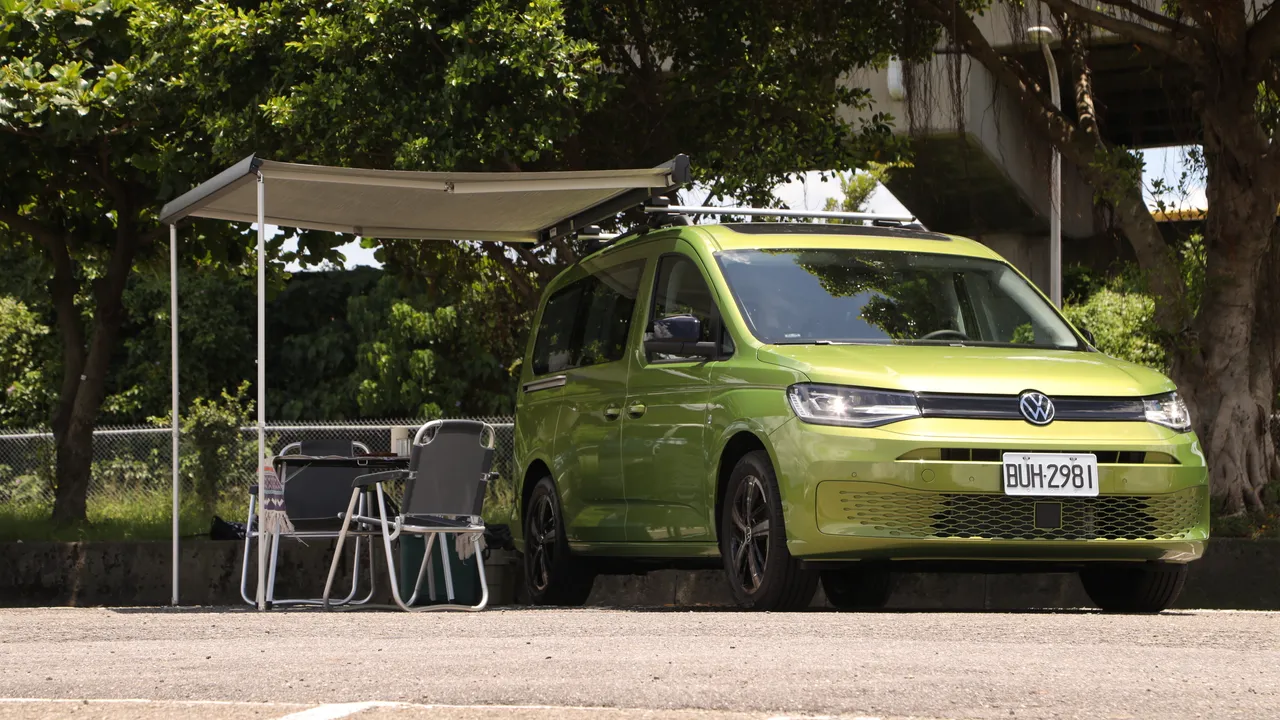 將Caddy California車側遮陽簾拉出並透過伸縮腳架固定,加上標配的折疊桌椅,隨時隨地打造出愜意的休憩空間。林浩昇攝