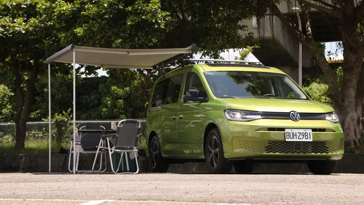 將Caddy California車側遮陽簾拉出並透過伸縮腳架固定，加上標配的折疊桌椅，隨時隨地打造出愜意的休憩空間。林浩昇攝