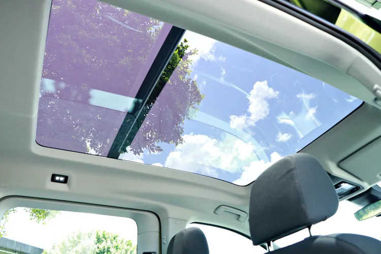 若喜歡仰望藍天與星空，原廠也提供全景玻璃車頂供選配。林浩昇攝