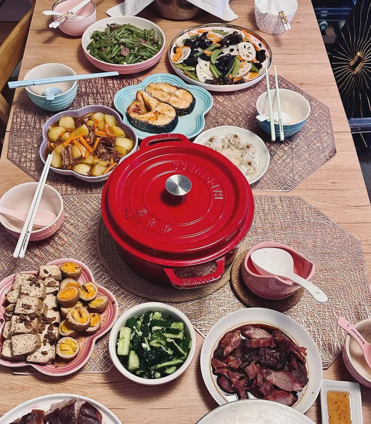 林俊傑還秀一桌家常菜說，有家的味道！翻攝臉書「林俊傑 JJ Lin」