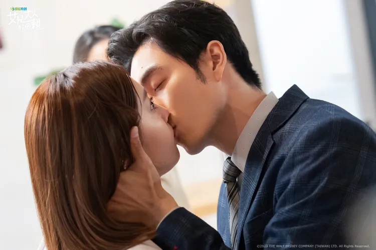 管麟（右）銀幕初吻獻給黃薇渟。衛視原創提供