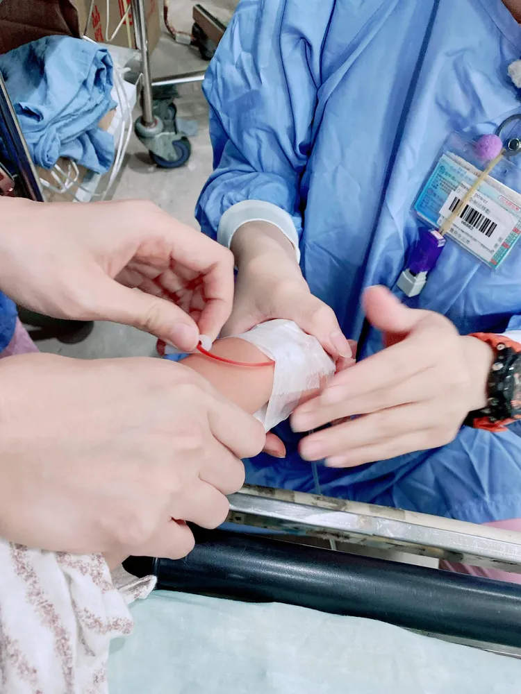 3歲的威利就醫令人心疼。翻攝自「鰻魚家家酒」臉書
