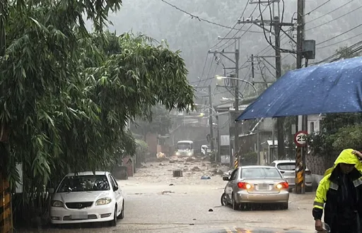 強降雨狂炸新北!新店新潭路泥流成災 淹水慘況曝光