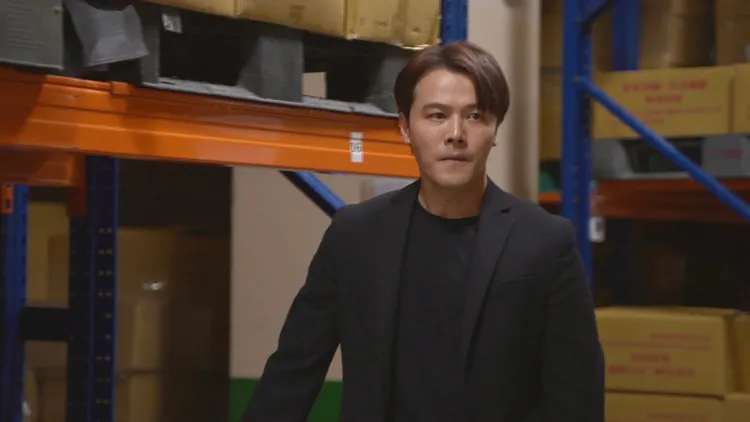 黃文星戲裡在工廠激烈對打，還要像跑酷一樣瘋狂奔跑。民視提供