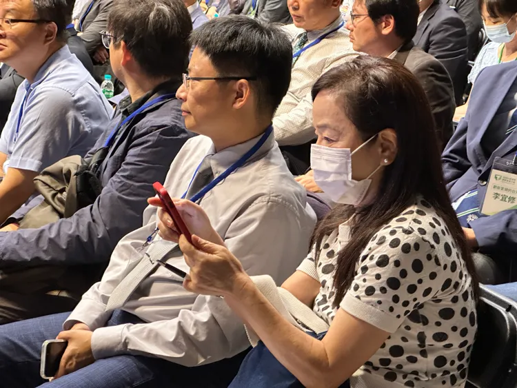 資深媒體人周玉蔻（右一）低調坐在現場第二排。潘袁詩羽攝