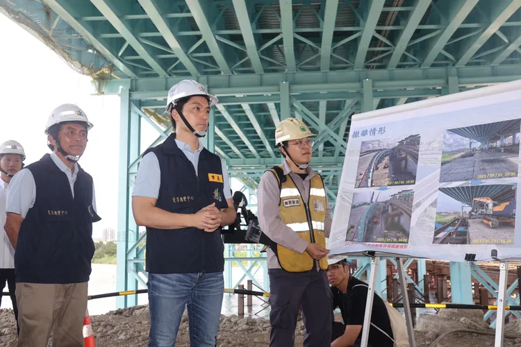 台北市長蔣萬安聽取工區簡報。彭欣偉攝