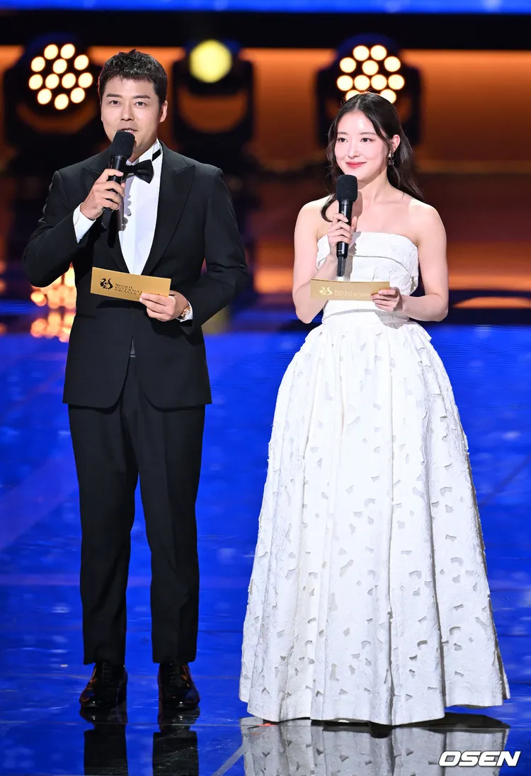 全炫茂（左）、李世榮擔任典禮主持人。翻攝OSEN