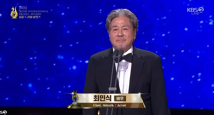 崔岷植憑《地下菁英》獲頒新增設的Golden Bird演員獎。翻攝KBS