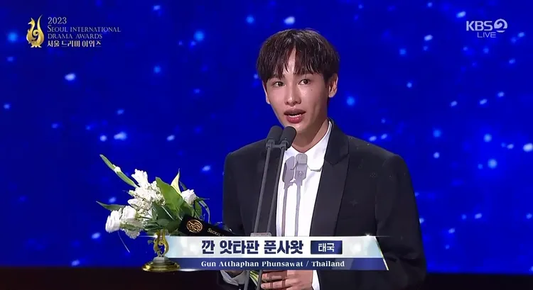 泰國人氣男星Gun親自到韓國領亞洲明星獎。翻攝KBS