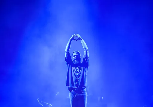 Post Malone巨星馬龍嗨翻南港萌比愛心 衝下台讓1.8萬粉絲暴動