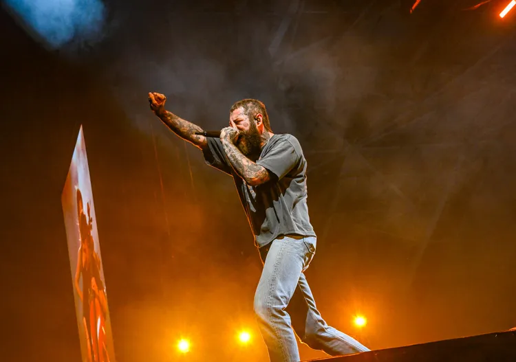 巨星馬龍嗨到走下台幫粉絲簽名合照。Live Nation Taiwan提供