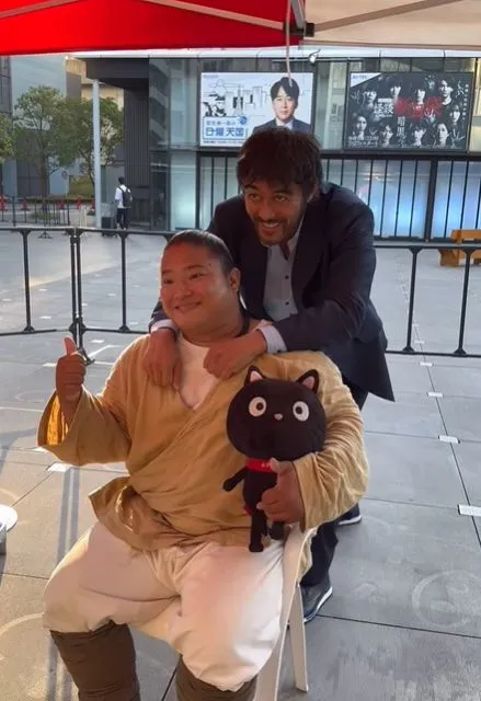 阿部寬（後）與富榮多拉姆培養絕佳默契。翻攝tbs_vivant IG