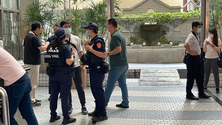 警方前往大樓調查。讀者提供