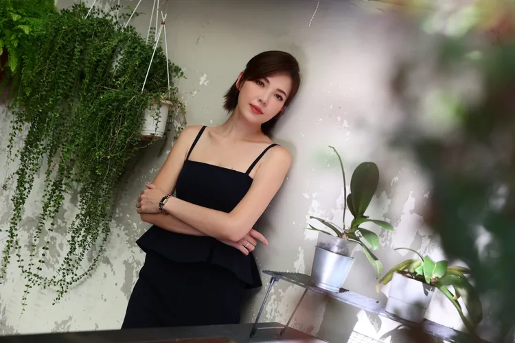 許瑋甯為《她和她的她》後期配音時，突然哽咽錄不下去。彭欣偉攝