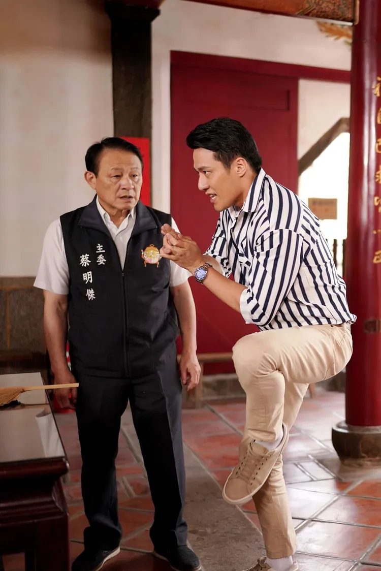 張睿家上網看影片學習乩身特色。華視提供