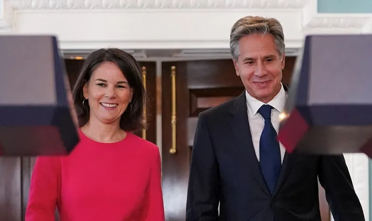 美國國務卿布林肯（右）先前笑臉迎接德國外交部長貝爾柏克（左）。路透社