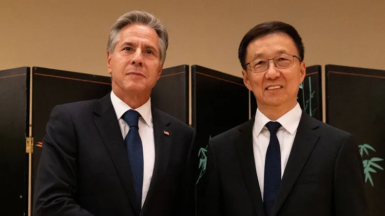 雙方合照時，美國國務卿布林肯（左）冷臉對照中國國家副主席韓正（右）的笑臉。路透社