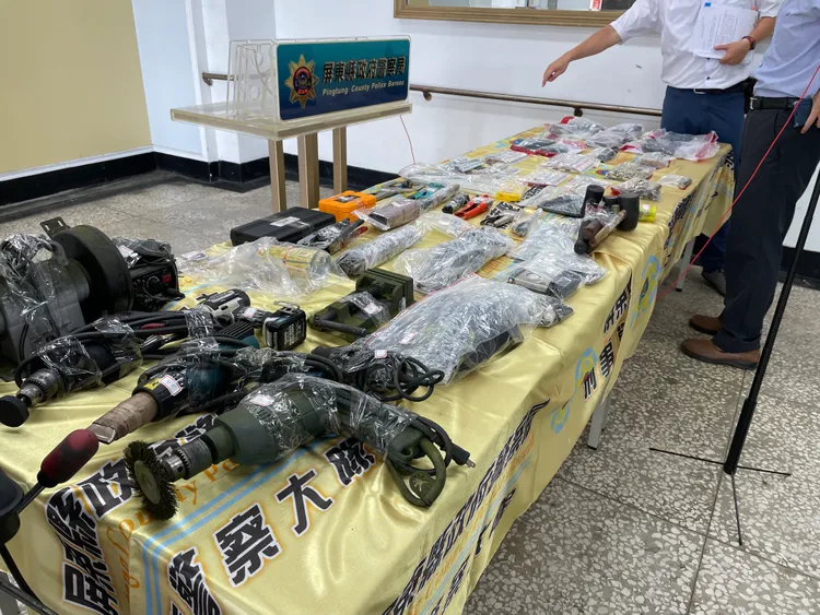 屏東縣警局為淨化大選前治安環境，掃蕩幫派、詐欺集團，起出大批槍械。翻攝畫面