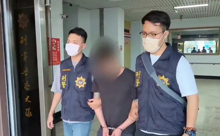 屏東縣警局為淨化大選前治安環境，掃蕩幫派、詐欺集團，起出大批槍械。翻攝畫面