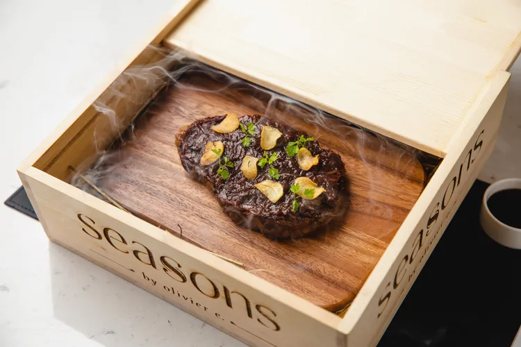 炭烤美國牛肋眼／紅酒燉煮紅蔥與香蒜洋芋泥。台北W飯店提供