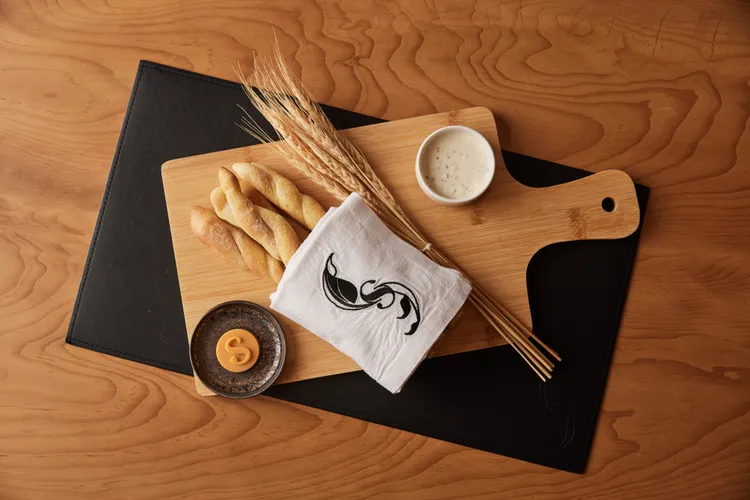 迷你法棍佐烏魚子奶油。台北W飯店提供