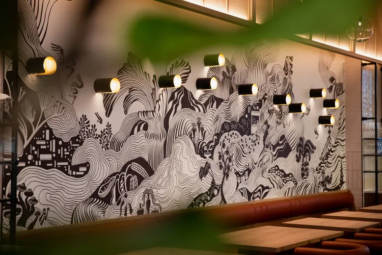 餐廳內展示的壁畫由台灣藝術家「王妤璇」獨家創作，結合夜市與蔬果元素，為法式餐廳增添在地特色。台北W飯店提供