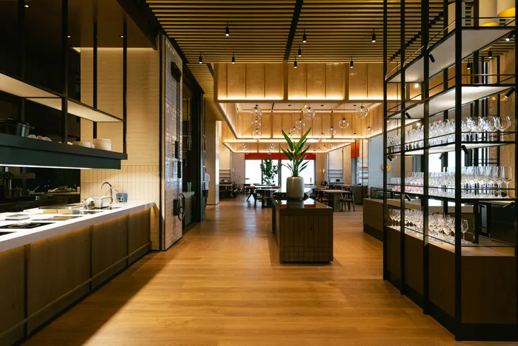 Seasons by olivier e. 空間設計由英國著名建築事務所「G.A. Design」操刀規劃，以天然木材與綠色植栽呈現大自然的風采。台北W飯店提供