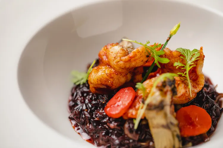 綜合香料鮮蝦黑米燉飯／朝鮮薊。台北W飯店提供