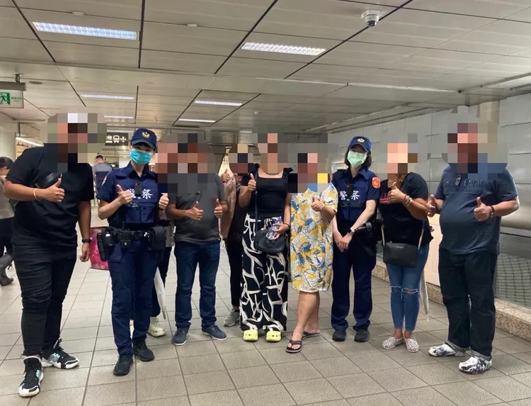 菲律賓遊客一家人邀約台灣警方前往當地旅遊。翻攝畫面