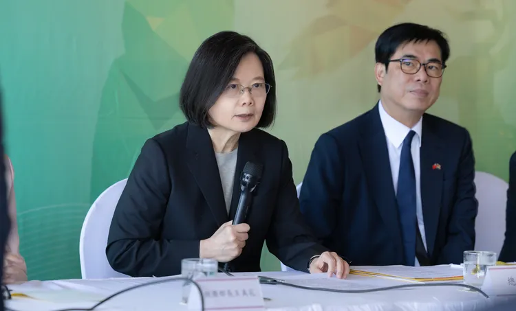 蔡英文與隨團媒體茶敘受訪。總統府提供