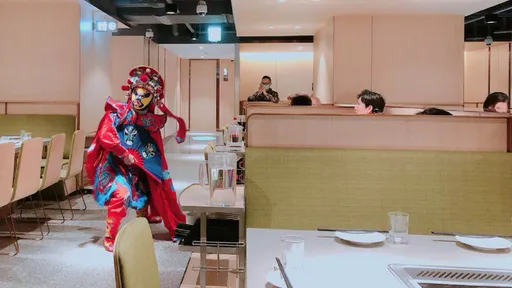 海底撈月薪3萬「上工8天扣8萬」 苦主怒揭明細討拍!律師看傻:根本來亂的