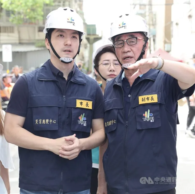 台北市大直街94巷建築工地因地下室施工，導致鄰房傾斜下陷。台北市長蔣萬安（前左）、副市長李四川（前右）9日上午前往現場視察修復情況。中央社