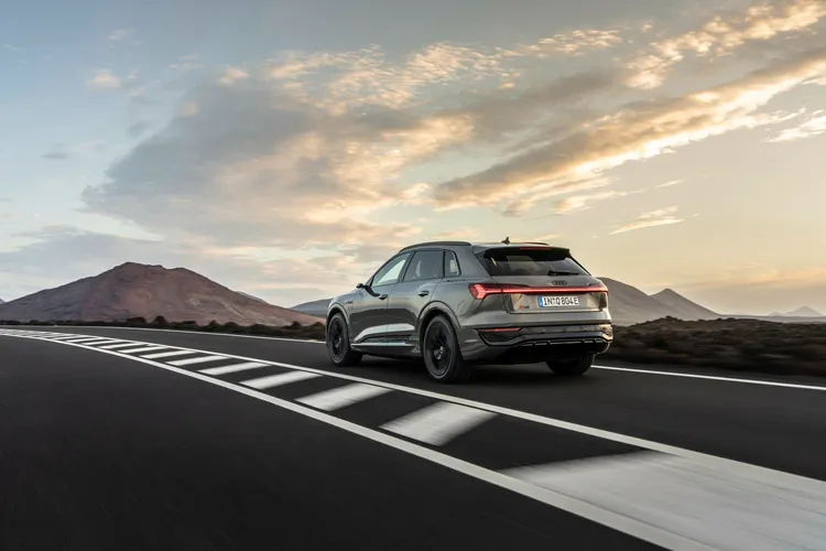 全新Audi Q8 e-tron 全車系的最高WLTP續航里程更來到600km，無論城市通勤或長途旅行皆能輕鬆暢行，更能滿足不同的用車需求與便利性。原廠照片