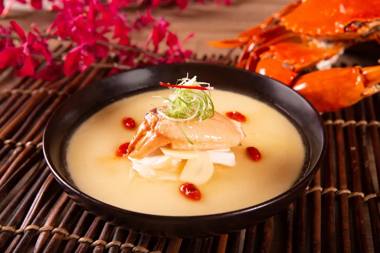 台北萬豪宴客樓蟹舞金秋饗宴「花雕蛋白蒸沙公」。台北萬豪酒店提供