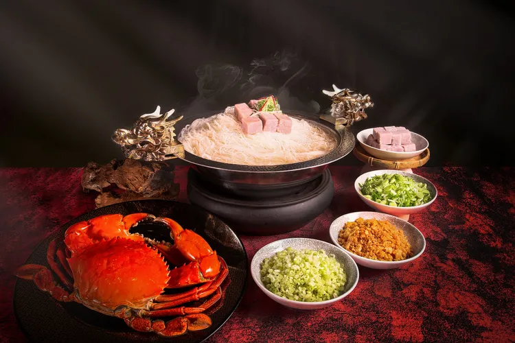 台北萬豪宴客樓蟹舞金秋饗宴，單點秋蟹料理「大沙公芋頭米粉」。台北萬豪酒店提供