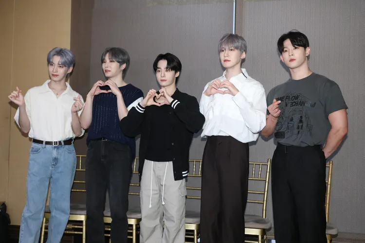 ONEUS食量驚人，建熙（右二）透露吃了5萬多台幣的烤肉，嚇壞請客的老闆。攝影中心攝