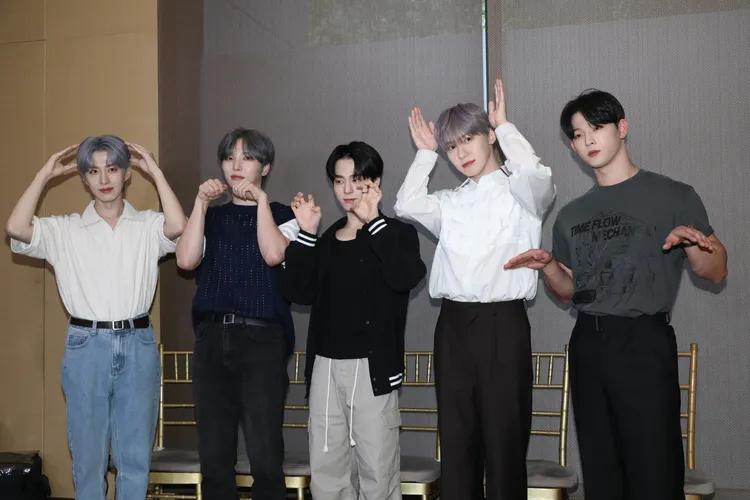 XION（左起）、抒澔、煥雄、建熙、LEE DO比出各自代表的動物。攝影中心攝